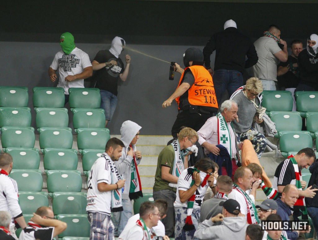 Dynamo Kyiv and Besiktas fans clash before and during 