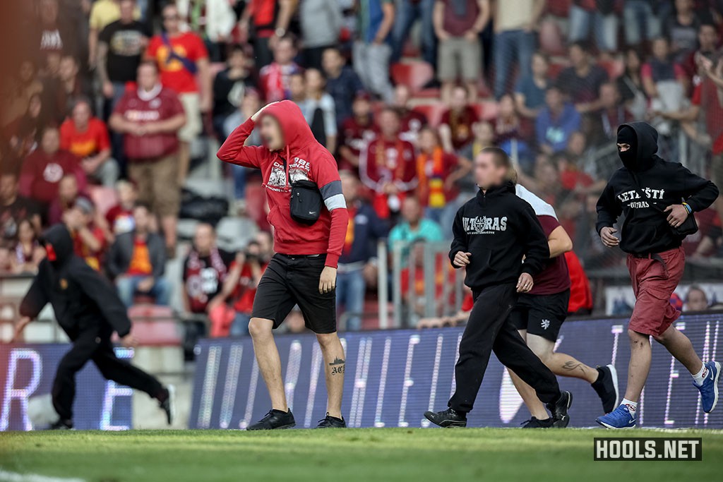 Sparta Prague fans invade pitch following defeat to Slavia Prague 