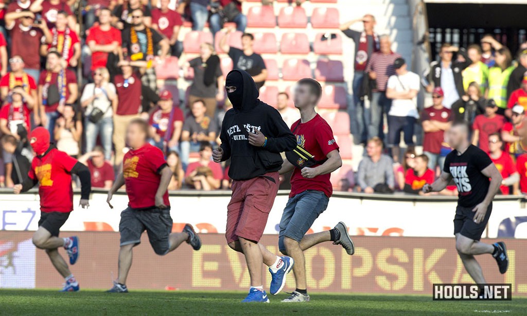 Sparta Prague fans invade pitch following defeat to Slavia Prague 