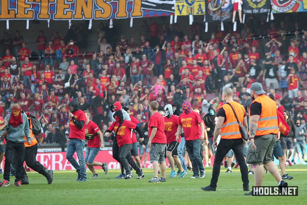 Sparta Prague fans invade pitch following defeat to Slavia Prague 