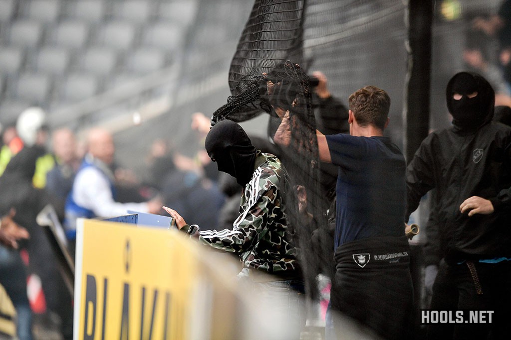 Djurgarden hooligans try to invade the pitch