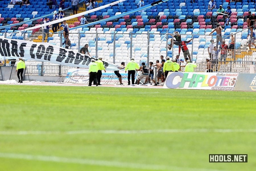 Colo-Colo fans try to snatch an Antofagasta banner