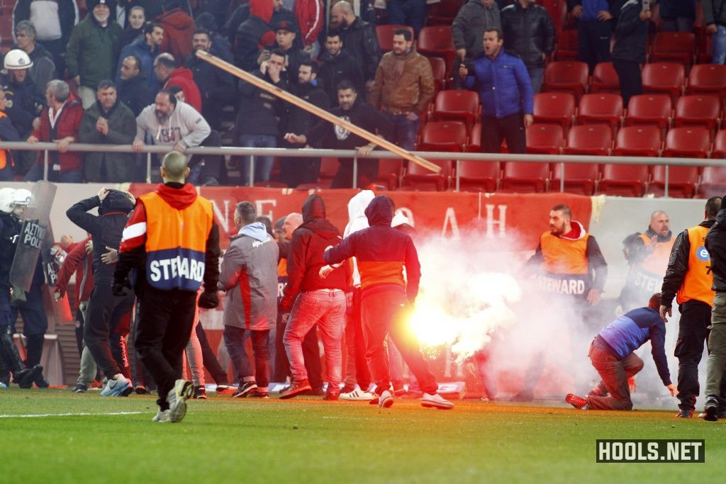 Olympiacos hooligans clash with cops on the pitch