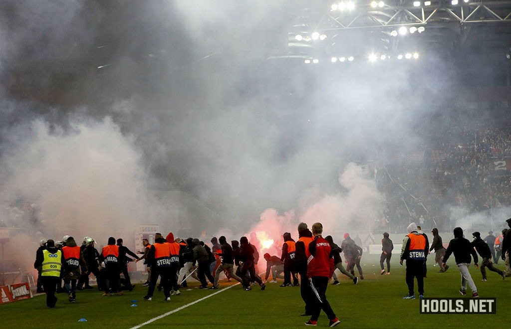 Olympiacos hooligans clash with police on the pitch