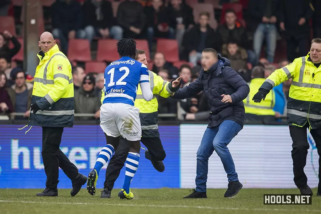 A Go Ahead Eagles fan attacks a De Graafschap player
