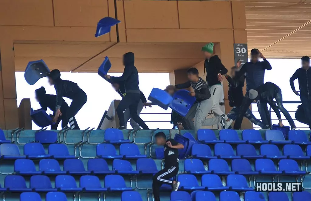 Raja Casablanca fans hurl seats at cops