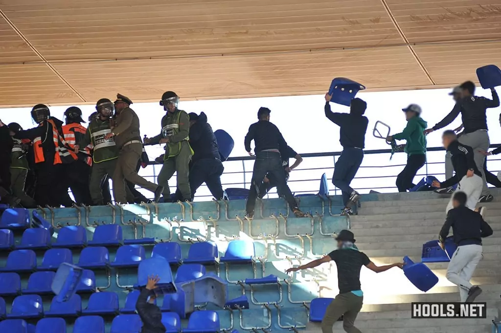Raja Casablanca fans hurl seats at cops