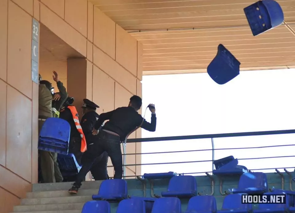 A Raja Casablanca fan attacks cops