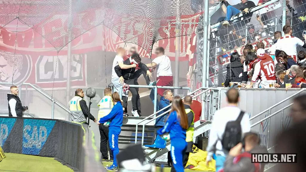 Cologne ultras beat a Borussia M'gladbach hooligan.