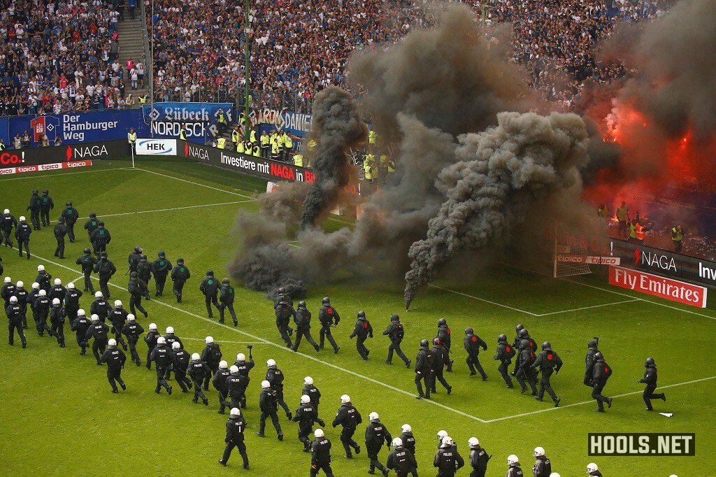 Hamburg fans delayed their team's home clash against Borussia Monchengladbach by throwing flares and smoke bombs onto the pitch