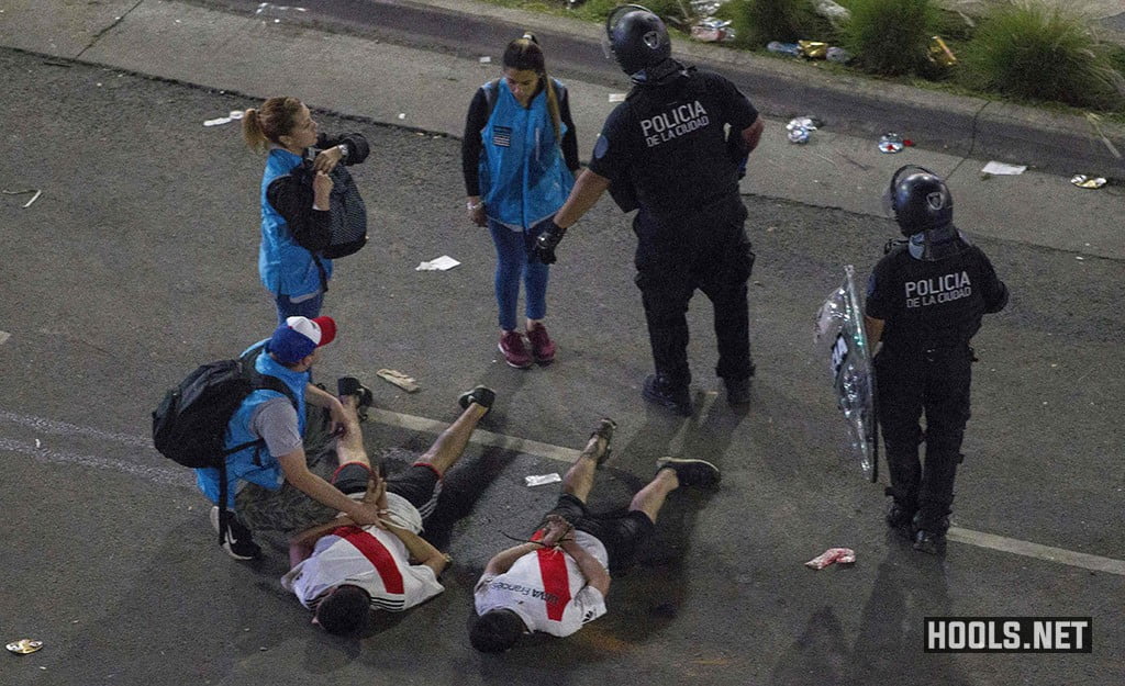 Two River Plate fans are detained on the street