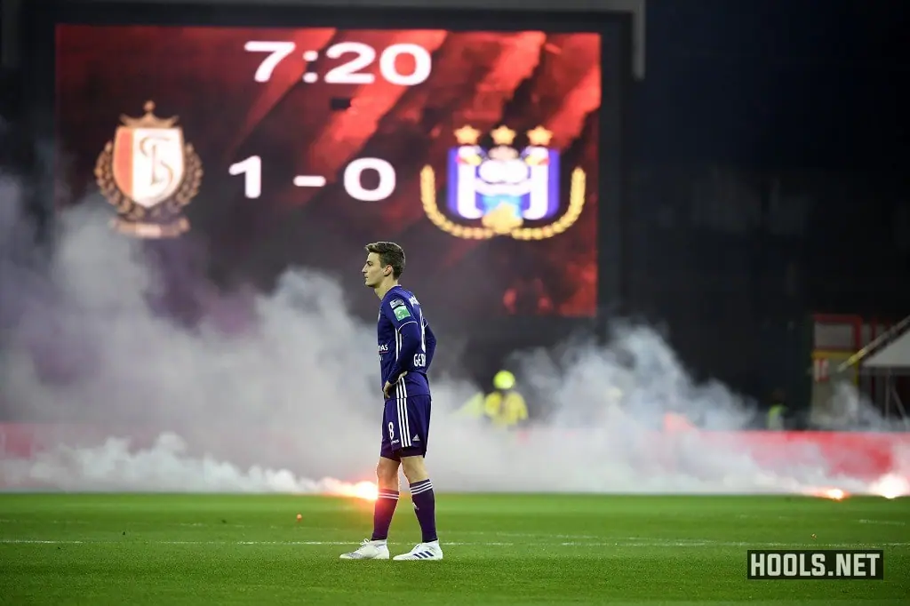 Standard Liege v Anderlecht abandoned due to flare throwing!