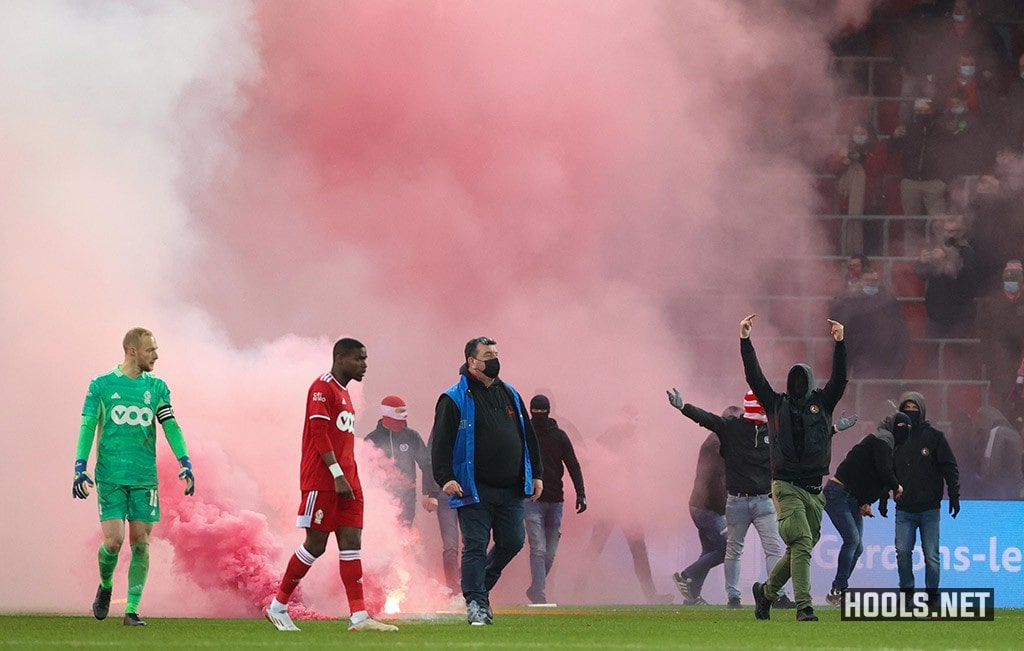 Standard Liege v Anderlecht abandoned because of flares & smoke