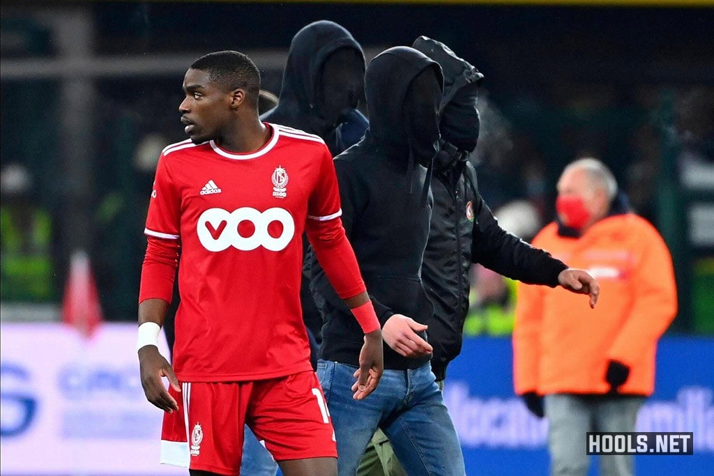 Standard Liege v Anderlecht abandoned due to flare throwing!