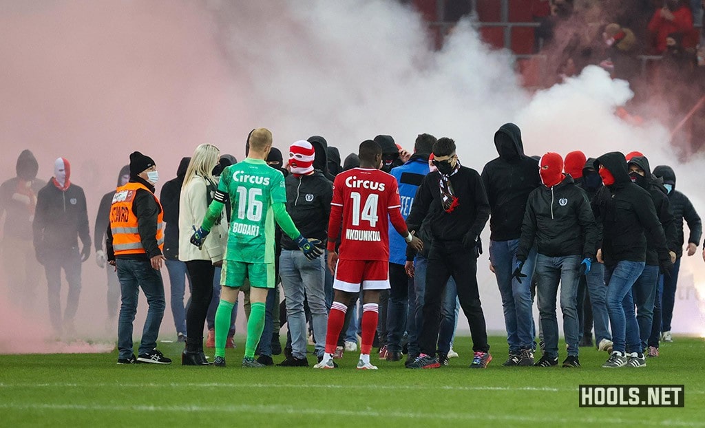 Standard Liege v Anderlecht abandoned because of flares & smoke - BBC Sport