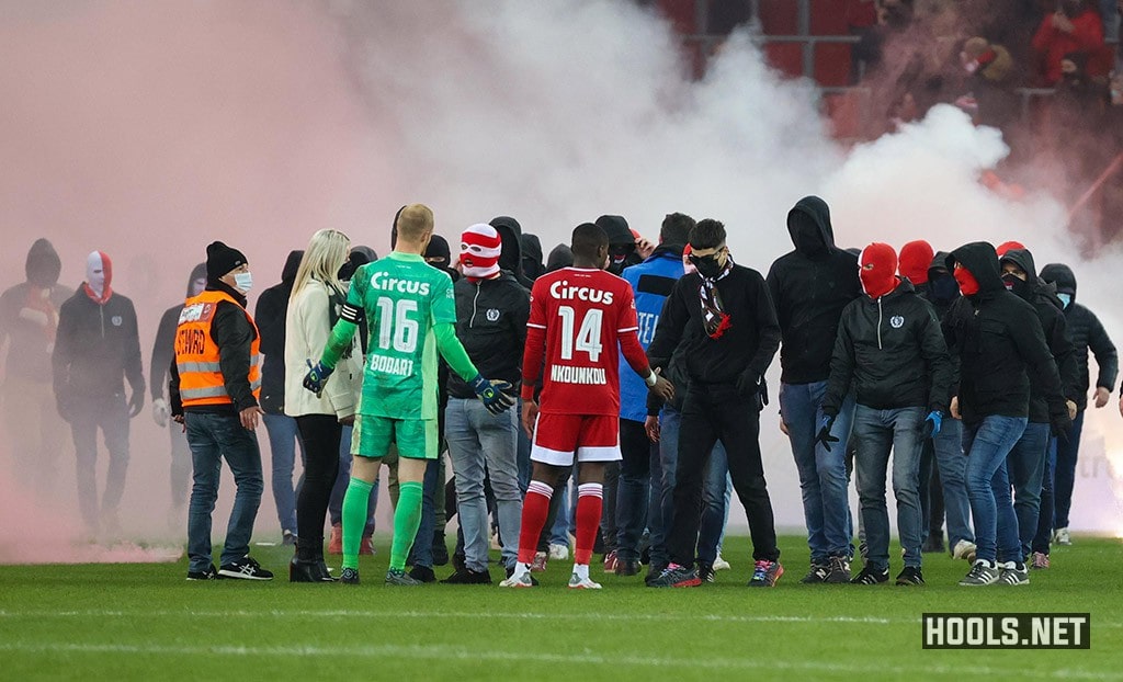 Standard Liege v Anderlecht abandoned due to flare throwing!