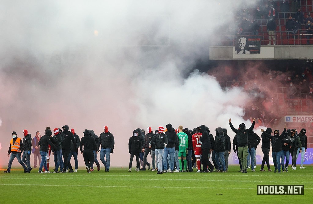 Standard Liege v Anderlecht abandoned due to flare throwing!