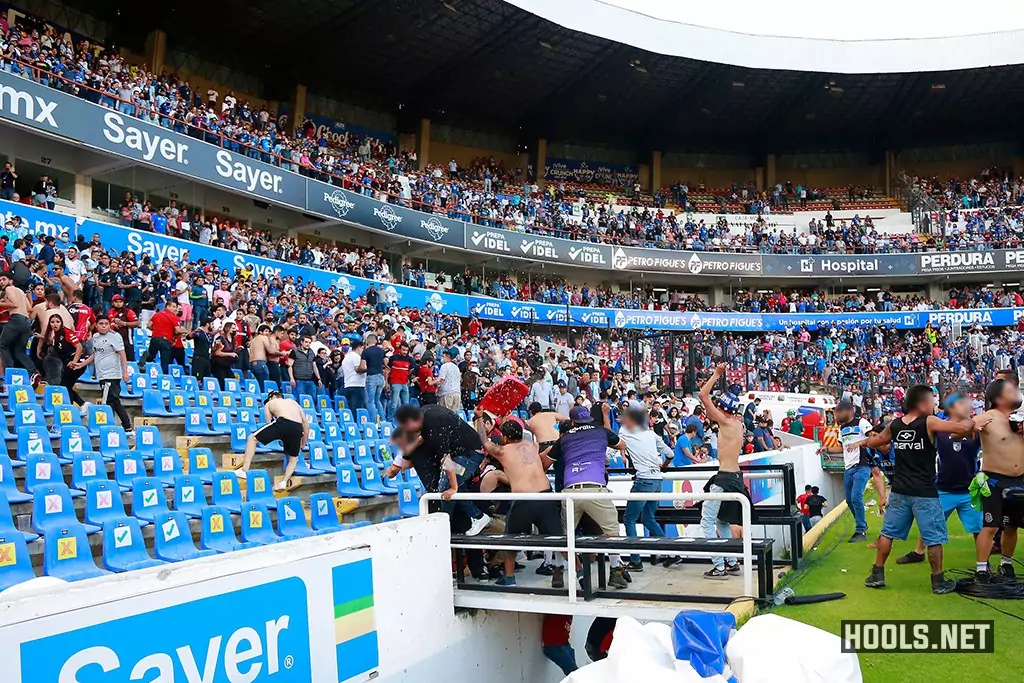 Mexican soccer game brawl: At least 26 injured as fights break out at Liga  MX game between Querétaro and Atlas fans