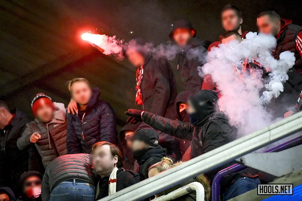 Standard Liege v Anderlecht abandoned due to flare throwing!