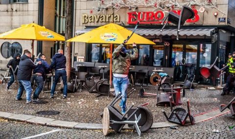 Fenerbahce fans clash with police in Amsterdam