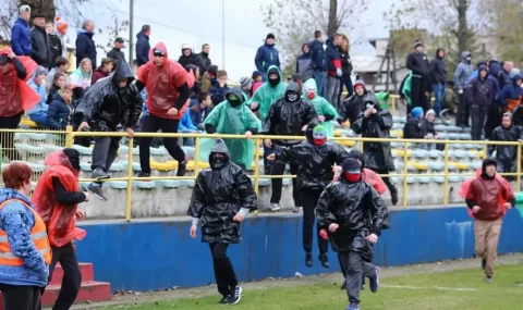 Promien Zary fans try to attack Zielona Gora rivals during Polish IV Liga match