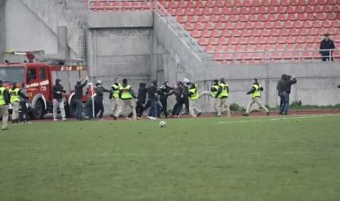 Sloboda Tuzla and Sarajevo fans clash at half-time
