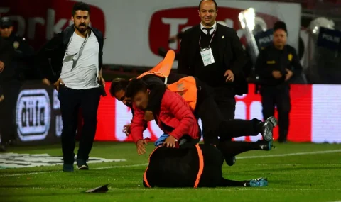 Fan attacks assistant referee during Trabzonspor-Fenerbahce game