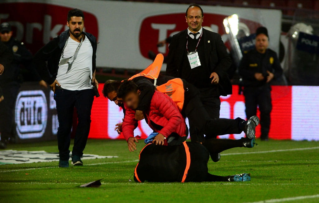 Fan attacks assistant referee during Trabzonspor-Fenerbahce game