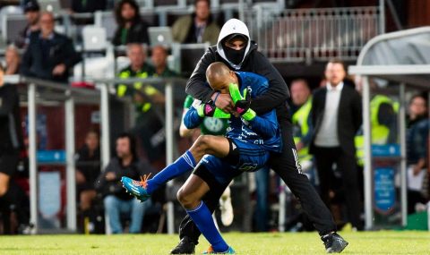 Hooligan attacks goalkeeper during Swedish top-flight match