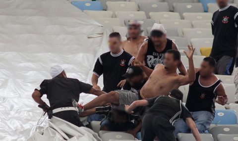Corinthians fans fight with police in stands before match