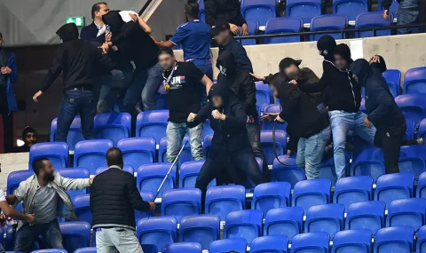 Fan trouble delays Europa League match in Lyon