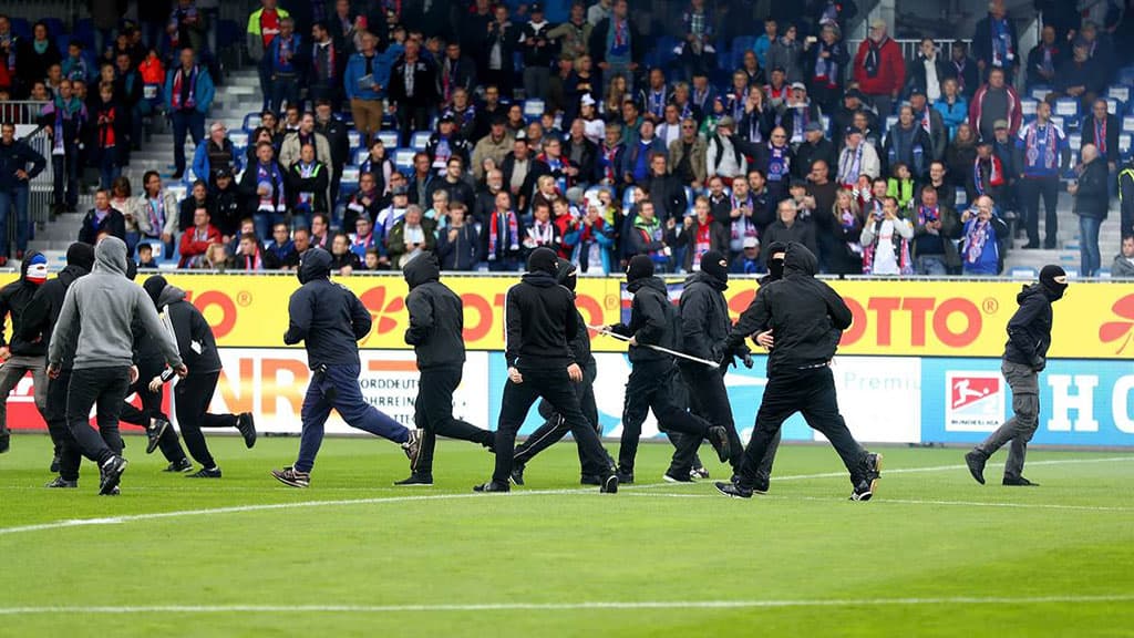 Holstein Kiel hooligans invade the pitch