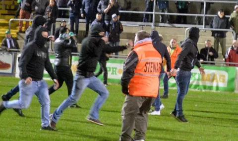RAAL La Louviere fans attack Francs Borains fans after match