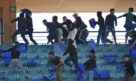Raja Casablanca fans clash with cops during match at Kawkab Marrakech
