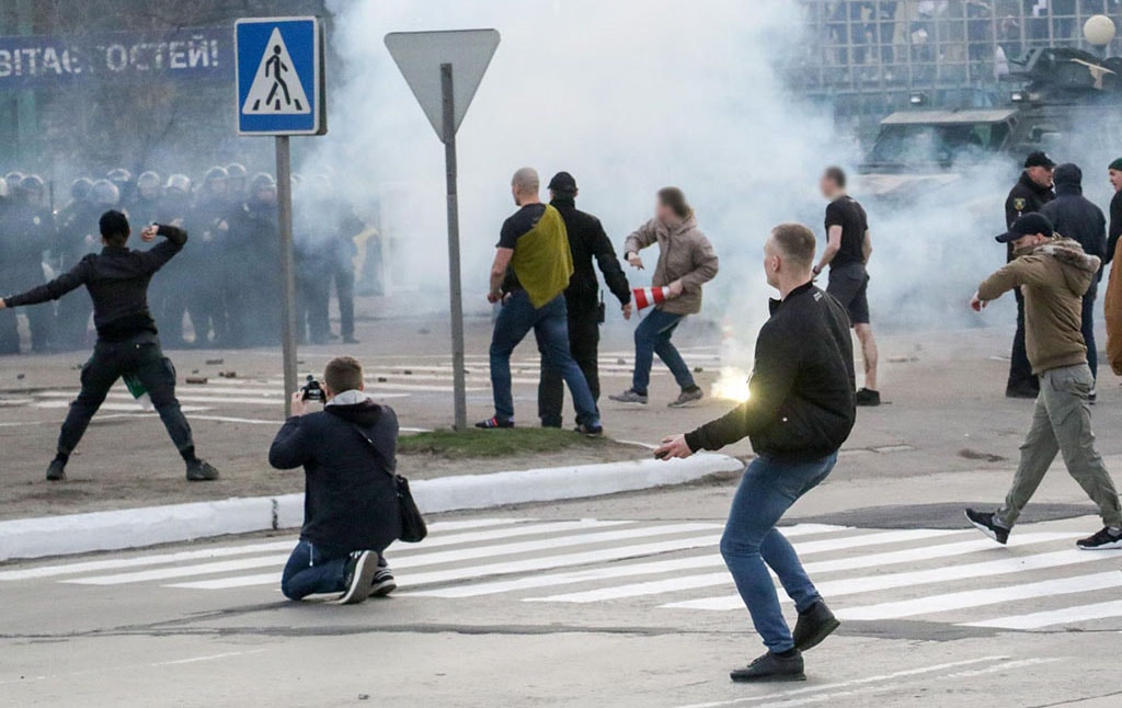 Dynamo Kyiv hools clash with cops