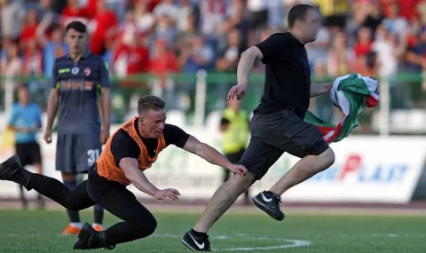 Dinamo Bucharest fan pinches flag from Sepsi supporters