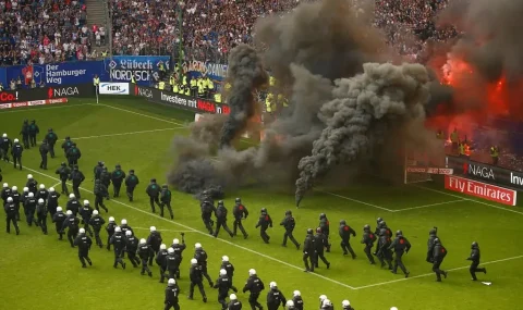 Hamburg fans delay match with flares and smoke bombs