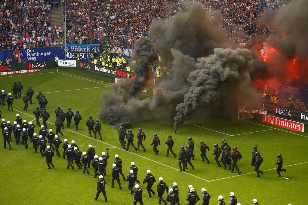 Hamburg fans delay match with flares and smoke bombs