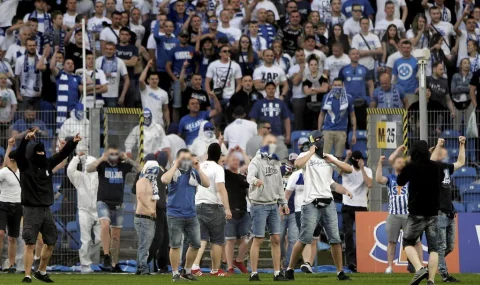 Lech hools cause chaos during game with Legia