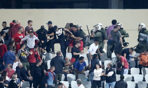 Olympiacos fans clash with cops during cup match