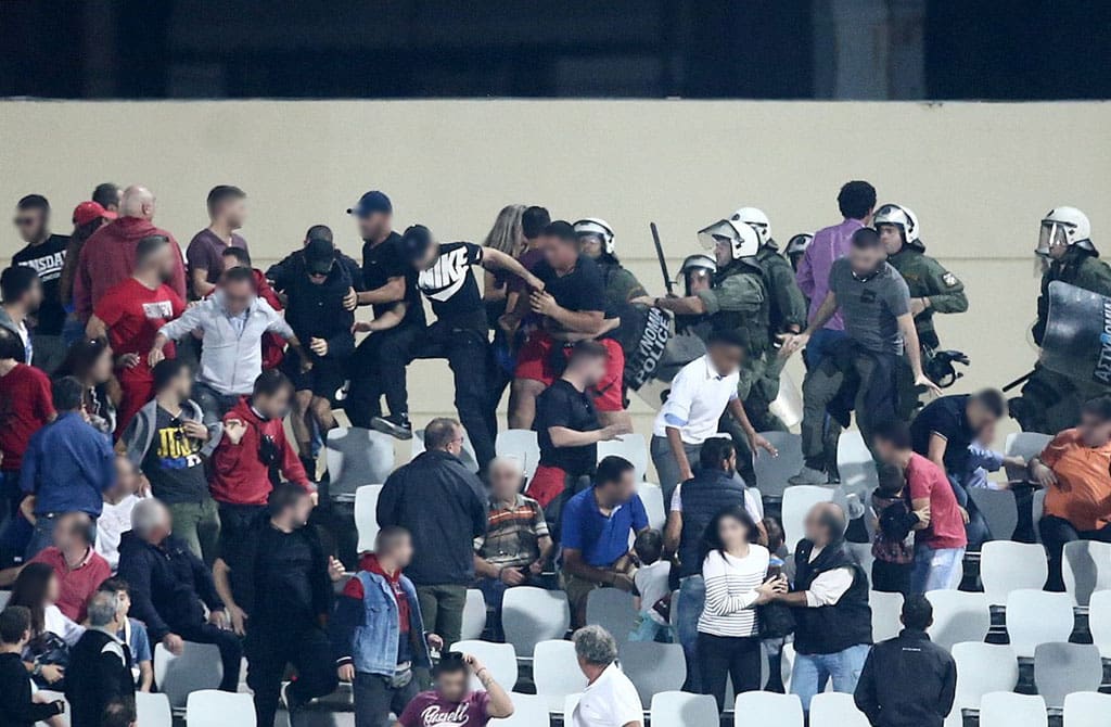 Olympiacos fans clash with cops during cup match | Hools.net