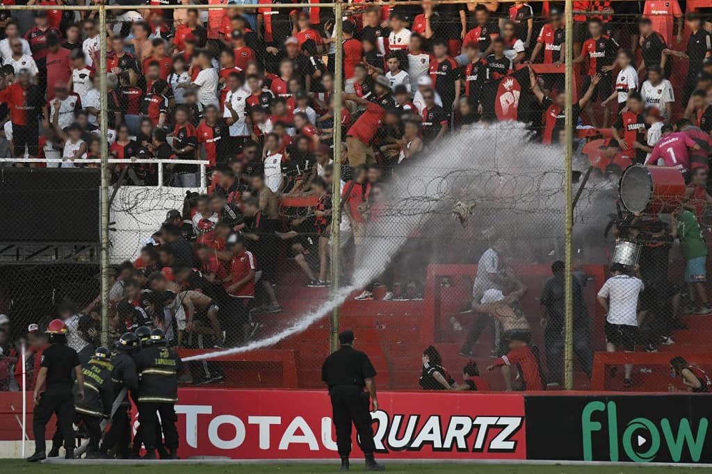 Newell’s Old Boys v Villa Mitre match called off due to fan trouble