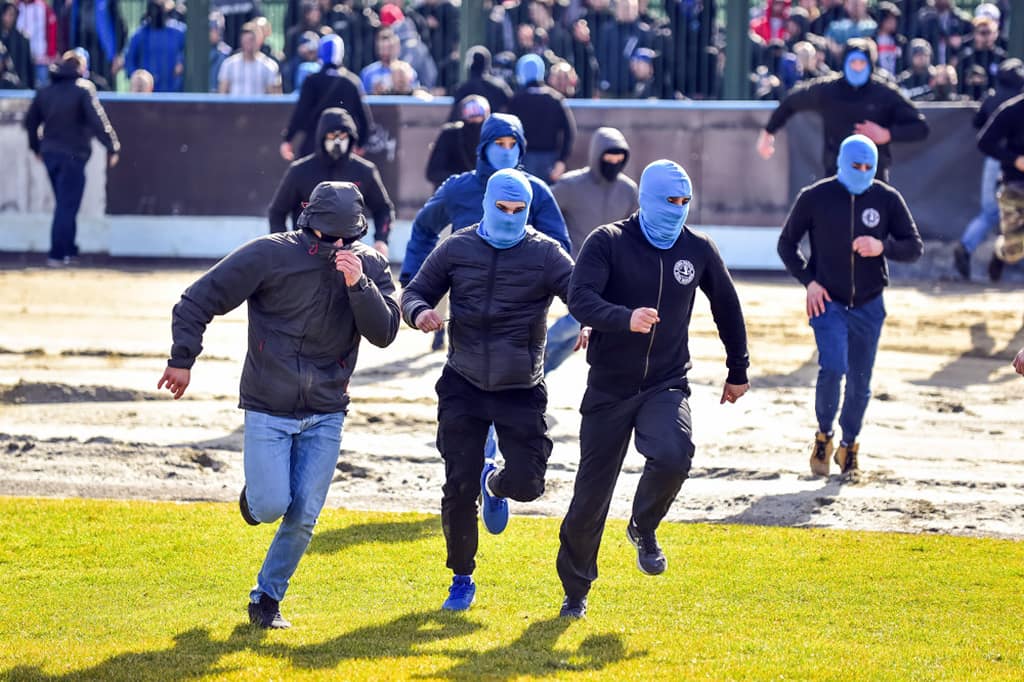 Polish IV Liga match abandoned after pitch invasion