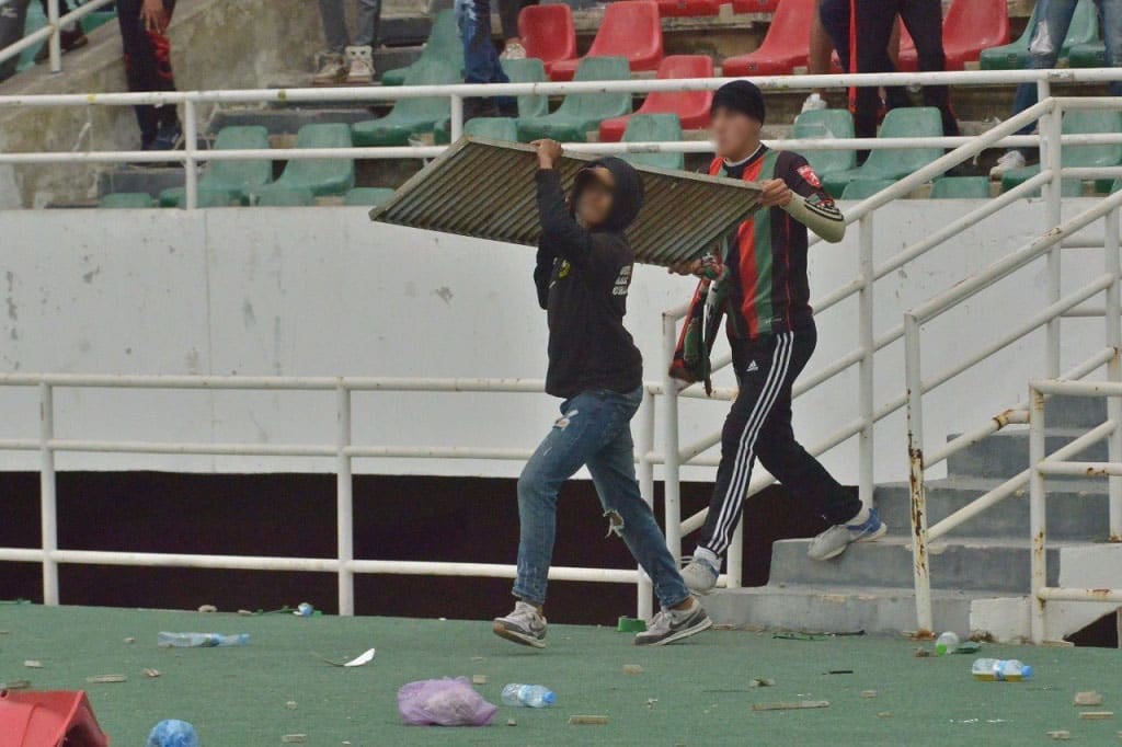 FAR Rabat fans clash with cops during RS Berkane match