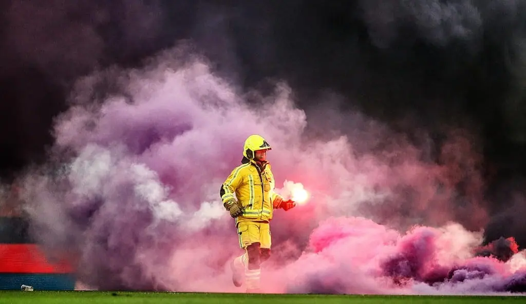 Standard Liege v Anderlecht abandoned because of flares & smoke