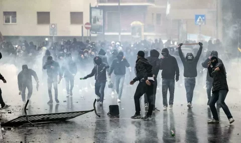 Lazio hooligans clash with police before Italian cup final
