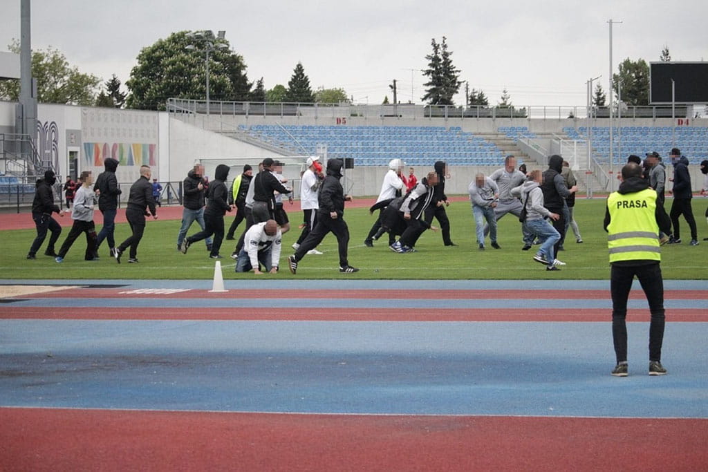 Rival fans fight at Wloclavia Wloclawek vs Legia Chelmza match
