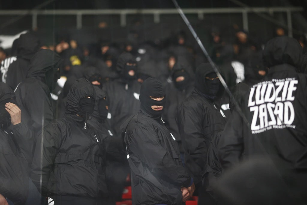 Widzew Lodz v Slask Wroclaw match halted as trouble erupts in stands
