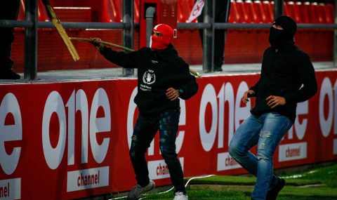 Olympiacos hools attack Bayern Munich fans at U19 match