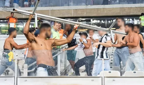 Fighting breaks out in stands following Cruzeiro v Atletico Mineiro derby